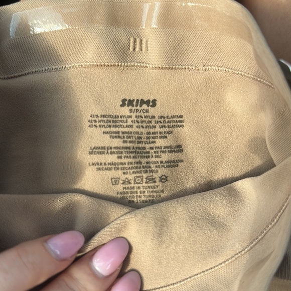 Skims mid thigh short shape wear - Picture 2 of 2